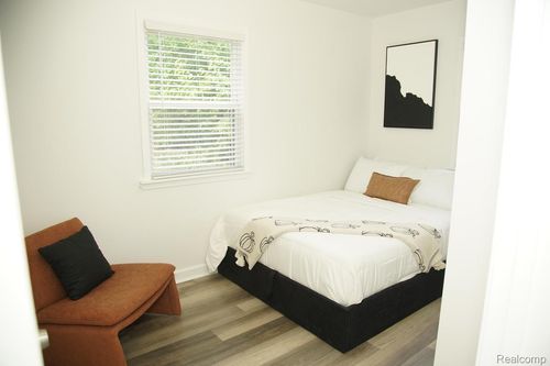 1664 Blaine St, Detroit, MI, 48206-2257 | Card Image