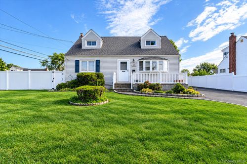 957 N Fulton Ave, Lindenhurst, NY, 11757-2120 | Card Image