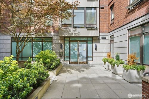 311-4547 8th Ave Ne, Seattle, WA, 98105-6705 | Card Image