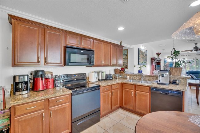Lots of counter space for cooking | Image 10