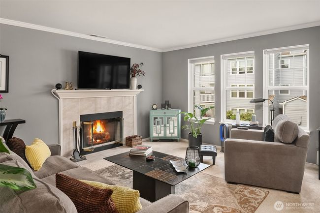 213 Living Room | Image 6