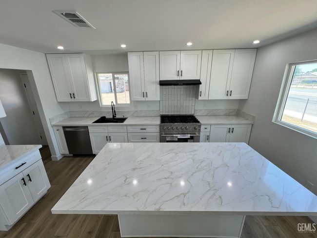 4145 Shawn St, House other with 3 bedrooms, 2 bathrooms and null parking in Bakersfield CA | Image 4