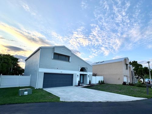 3 Kyle Way, Boynton Beach, FL, 33426-7624 | Card Image