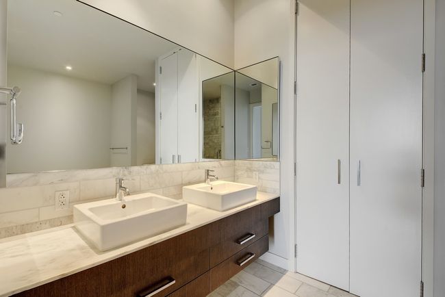 Full bath with backsplash and double vanity | Image 12