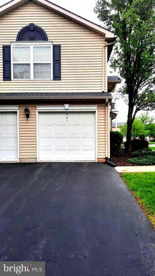 201 Sparrow Rd, HUMMELSTOWN, PA, 17036-8831 | Card Image