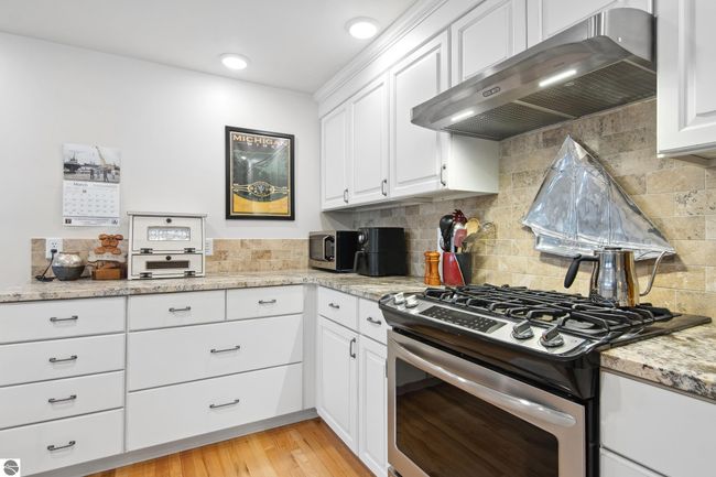 400 W Broadway, House other with 3 bedrooms, 2 bathrooms and null parking in Suttons Bay MI | Image 12