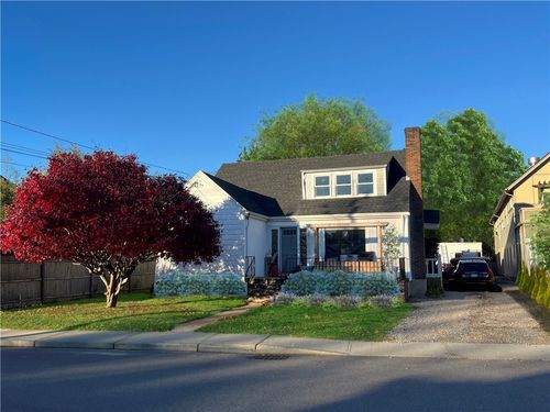 52 Spruce St, Westerly, RI, 02891-1922 | Card Image