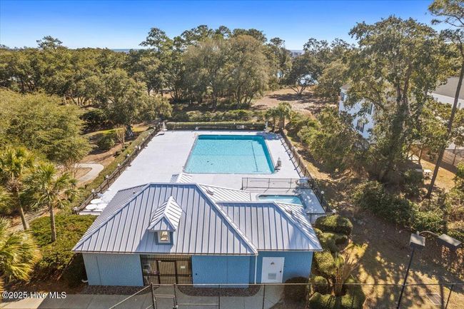 Pool and clubhouse | Image 7