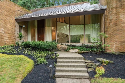 33 Aylesbury Rd, Worcester, MA, 01609-1215 | Card Image