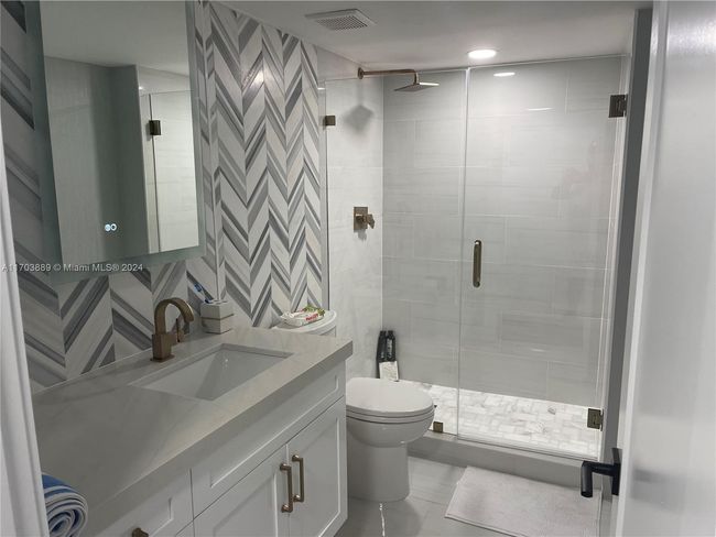 APT-1409 - 2555 Collins Ave, Condo with 2 bedrooms, 2 bathrooms and null parking in Miami Beach FL | Image 18