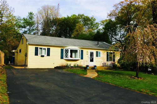 18 Washington Pl, Pearl River, NY, 10965-2126 | Card Image
