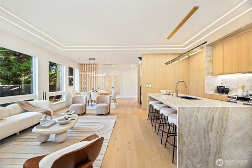 7358 33rd Ave Ne, Seattle, WA, 98115-5911 | Card Image