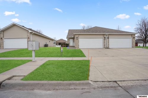 8105 Cheney Ridge Rd, Lincoln, NE, 68516-3877 | Card Image
