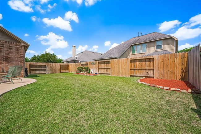 With ample decking forcomfortable lounging and plenty ofgreen space for kids to play, pets toroam, and endless outdoorenjoyment, this backyard truly has itall. | Image 44