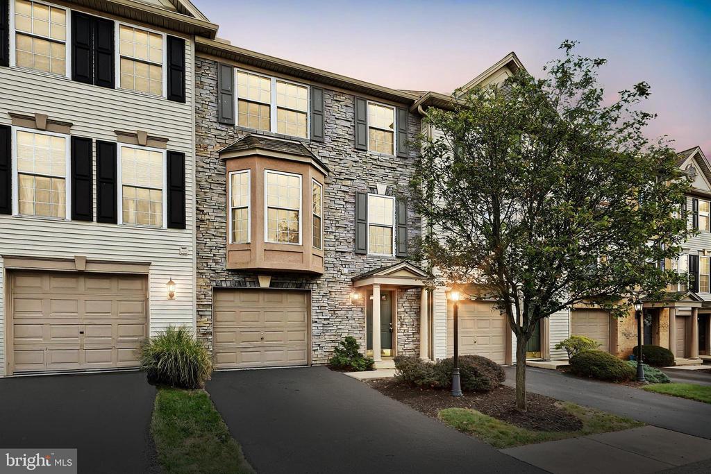 Harvest Field Ln, York, PA 17403
