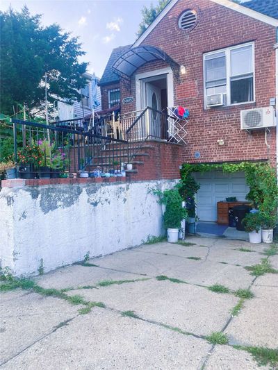 146-15 58th Avenue, House other with 3 bedrooms, 3 bathrooms and null parking in Flushing NY | Image 2