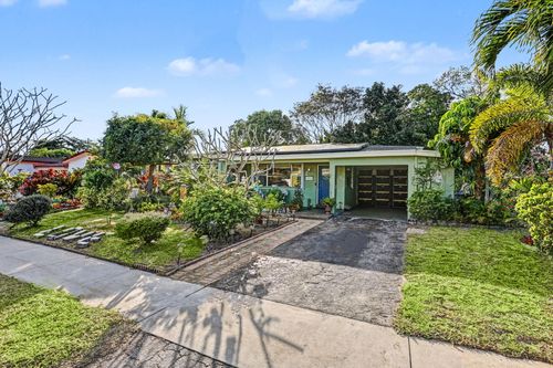 2400 De Soto Dr, Miramar, FL, 33023-3645 | Card Image