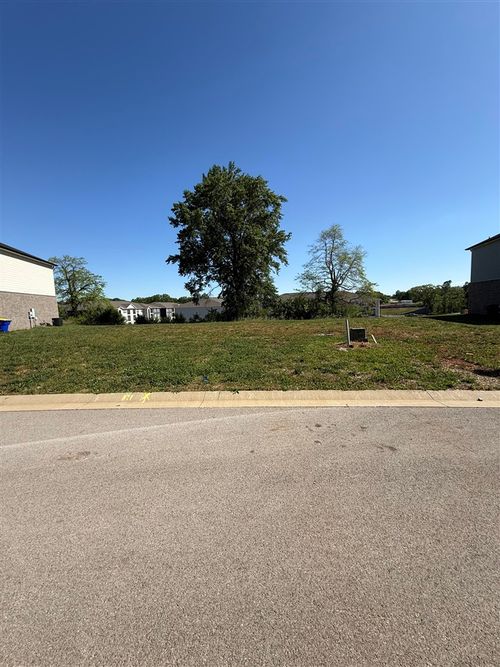 581 Yulan Cir, Bowling Green, KY, 42104-6701 | Card Image