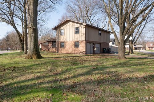 305 Fredericksburg Dr, Belleville, IL, 62223-3417 | Card Image