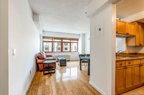 4v-4-74 48th Ave, Long Island City, NY, 11109-5600 | Card Image