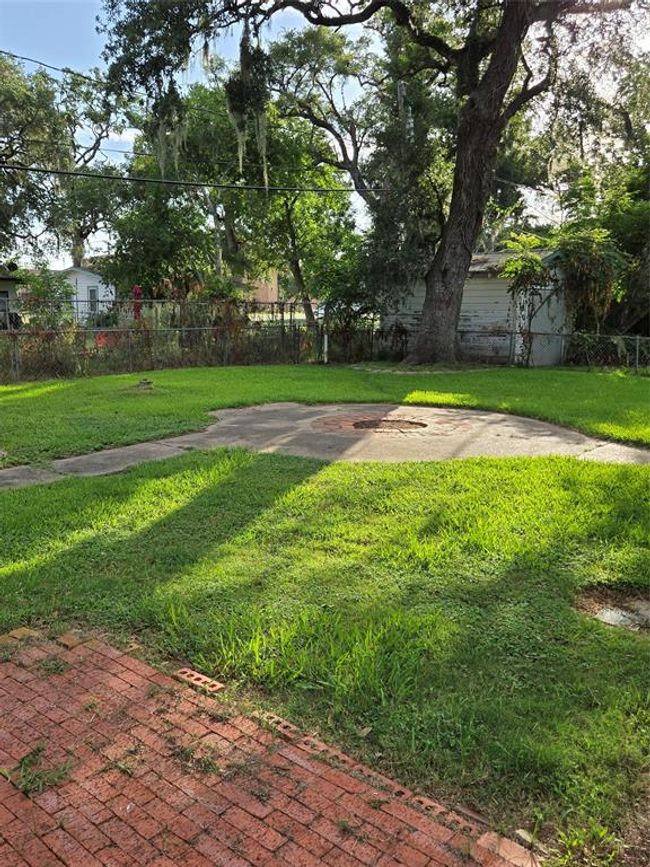 204 Jasmine St, House other with 4 bedrooms, 2 bathrooms and null parking in Lake Jackson TX | Image 10