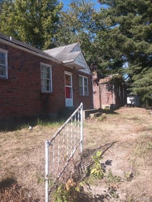 826 Walters Dr, Ferguson, MO, 63135-1865 | Card Image