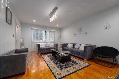 32862 Exeter Dr, Warren, MI, 48092-4322 | Card Image