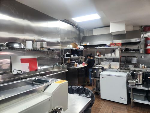 38 10th St, Long Island City, NY, 11101-6112 | Card Image