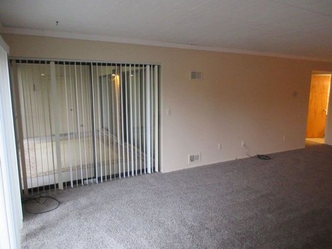 18447 University Park Dr, Condo with 2 bedrooms, 1 bathrooms and null parking in Livonia MI | Image 6