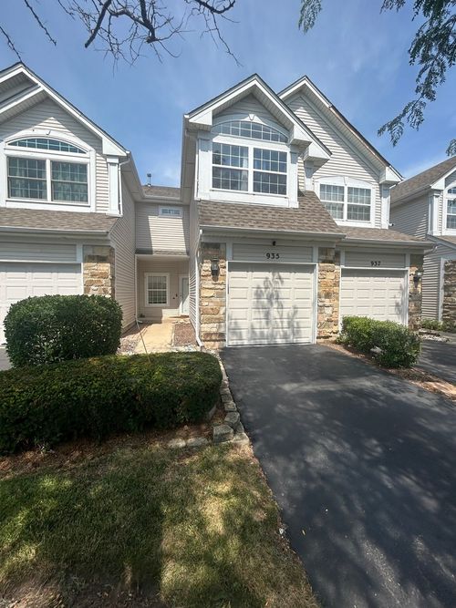 935 Viewpoint Dr, Lake In The Hills, IL, 60156-4914 | Card Image