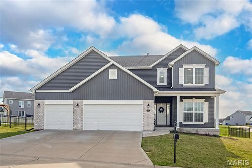 100 Edgewater Ct, Moscow Mills, MO, 63362-1812 | Card Image