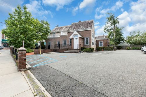 135 Plandome Rd, Manhasset, NY, 11030-2331 | Card Image