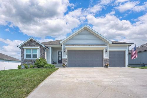 1828 Sage Canyon Rd, Lee's Summit, MO, 64082-3818 | Card Image