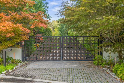 18 Timberglade Crt, North York, ON, M2L2Y2 | Card Image
