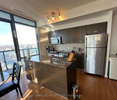 2410 - 832 Bay St, Condo with 3 bedrooms, 2 bathrooms and 1 parking in Toronto ON | Image 3