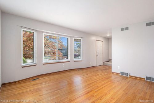 321 N Washington Ave, Clawson, MI, 48017-1581 | Card Image