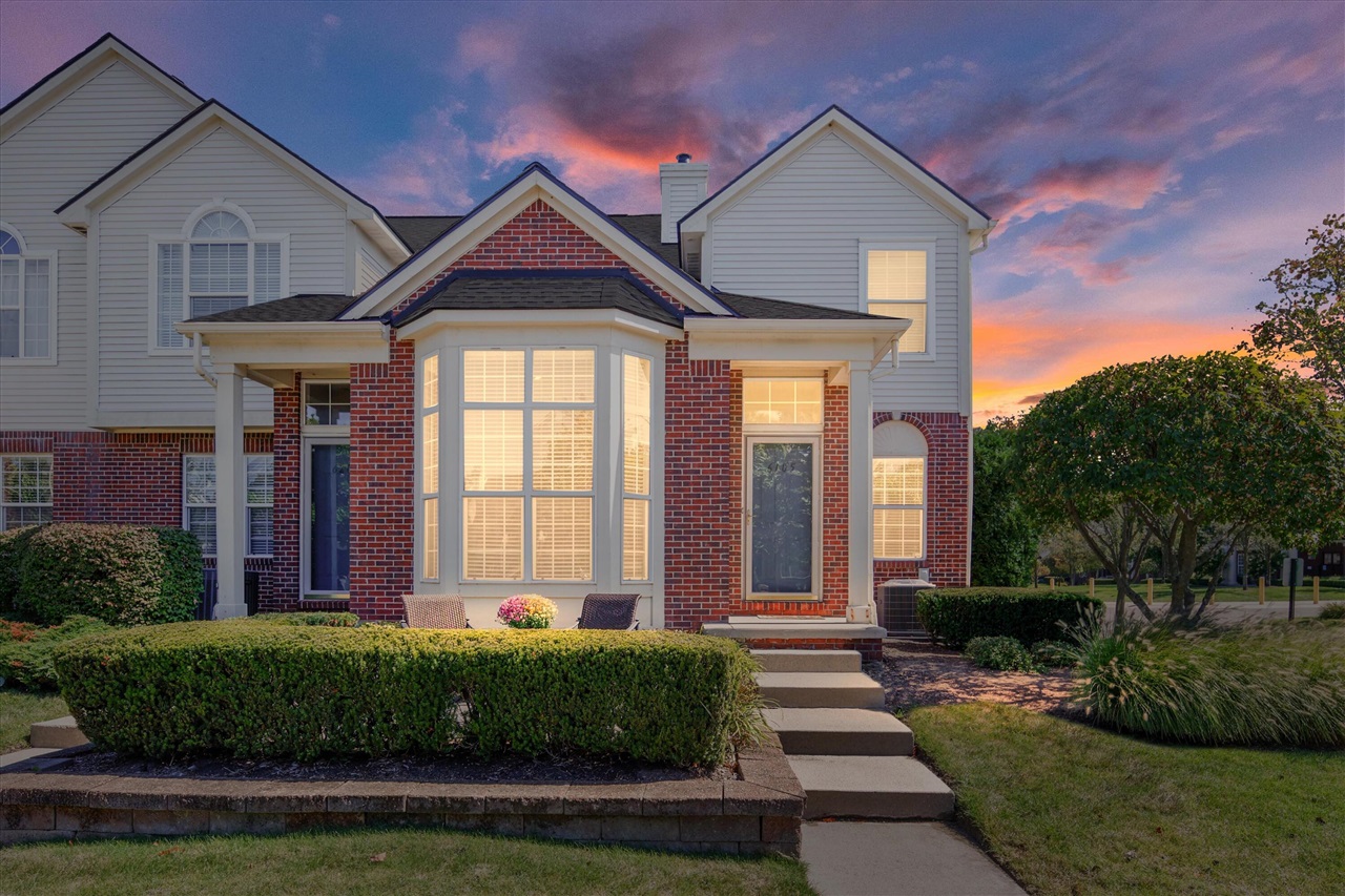 Jasmine Dr, Walled Lake, MI 48390