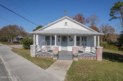 520 W Corbett Ave, Swansboro, NC, 28584-8448 | Card Image