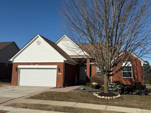 8261 Prestwick Ln, Washington Township, MI, 48095-2859 | Card Image