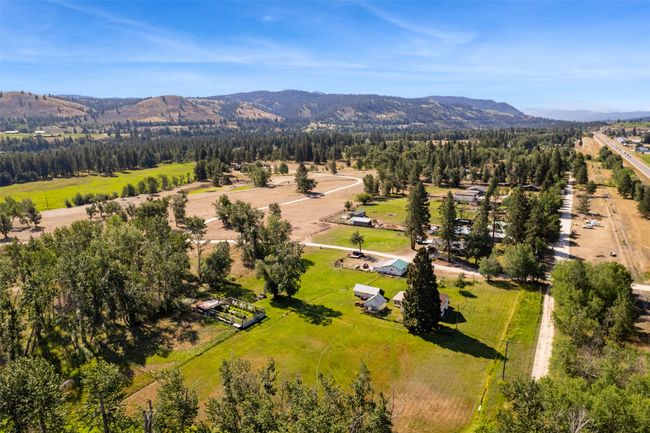 Overview of rural landscape with mountains | Image 4