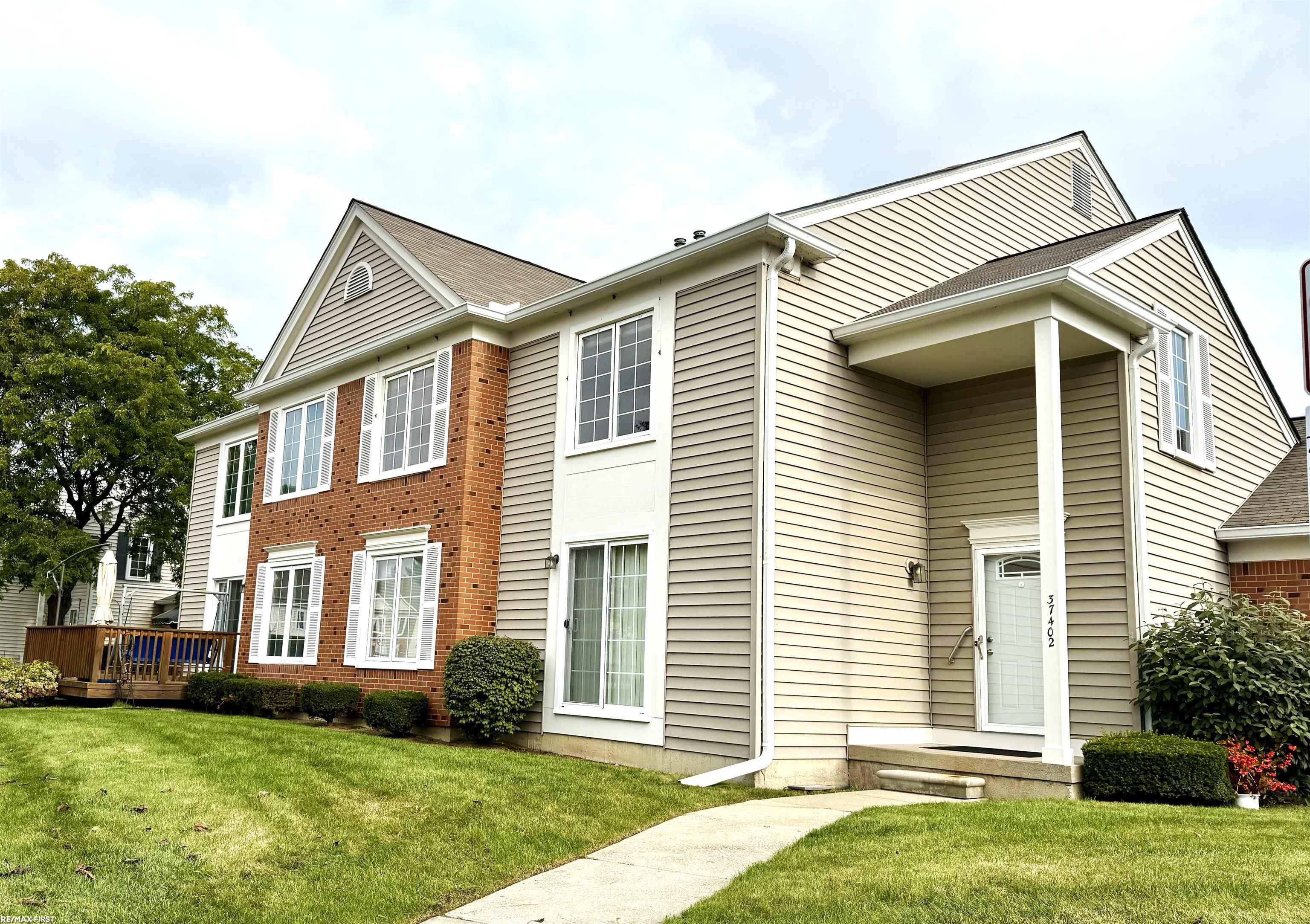 Stonegate Cir, Clinton Township, MI 48036