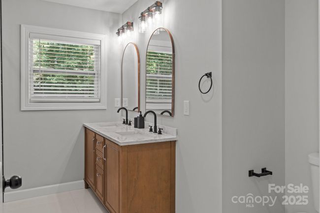 Primary en-suite bathroom | Image 25