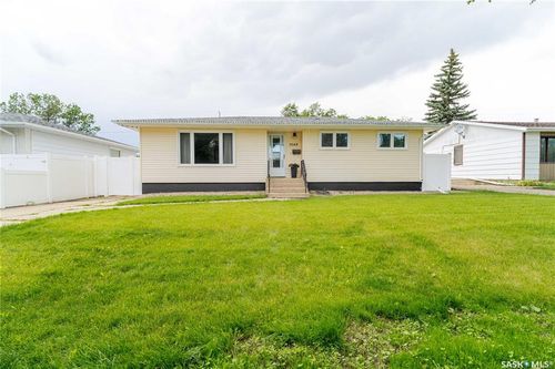 1048 11th Ave Nw, Moose Jaw, SK, S6H4L5 | Card Image