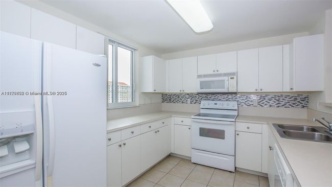 STE-906 - 10 Aragon Ave, Condo with 2 bedrooms, 2 bathrooms and null parking in Coral Gables FL | Image 6