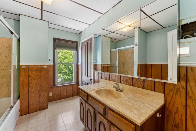 Upper level bathroom | Image 22