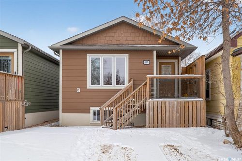 915 Athabasca St E, Moose Jaw, SK, S6H0M8 | Card Image