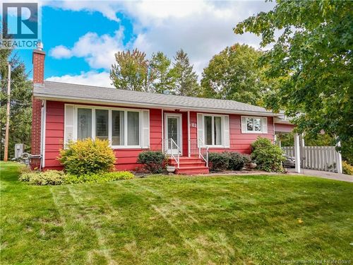 582 Broad St, House with 4 bedrooms, 2 bathrooms and null parking in Fredericton NB | Card Image