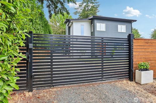 10030 37th Ave Sw, Seattle, WA, 98146-3612 | Card Image