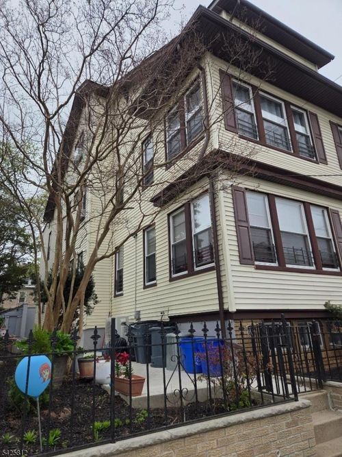 136 Hobson St, Newark, NJ, 07112-1322 | Card Image