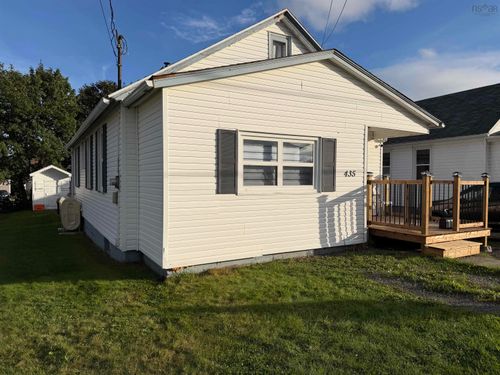435 York St, House with 2 bedrooms, 3 bathrooms and null parking in Glace Bay NS | Card Image